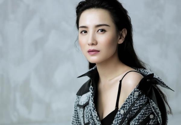 简洁的小宋佳结婚了吗的照片